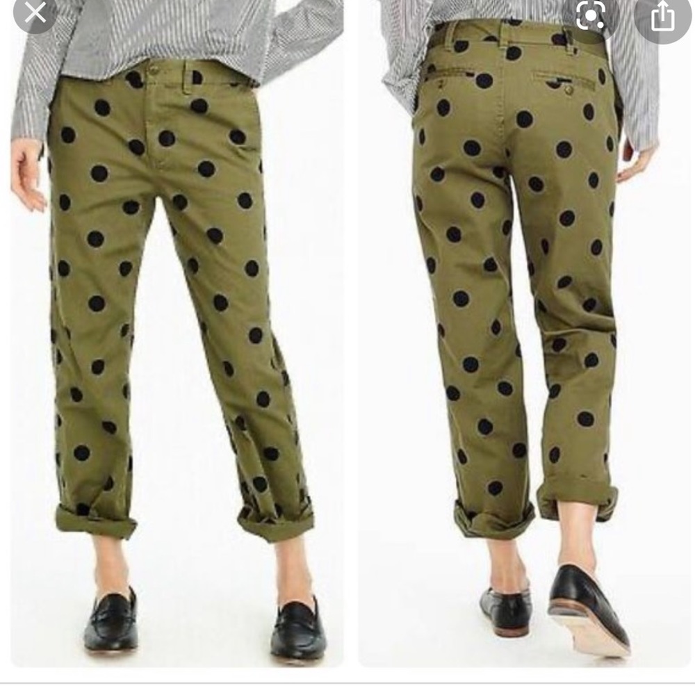 Polka dot cropped pants.